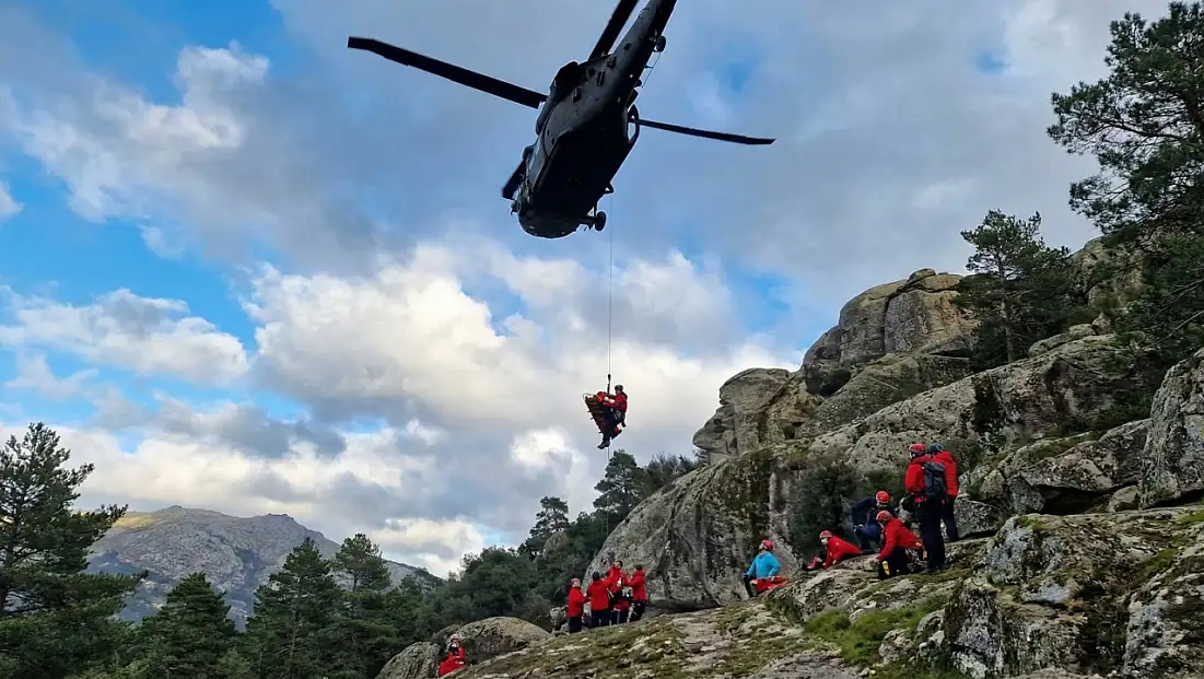 Milas'ta doğa yürüyüşünde yaralanan vatandaş, jandarma helikopteriyle kurtarıldı