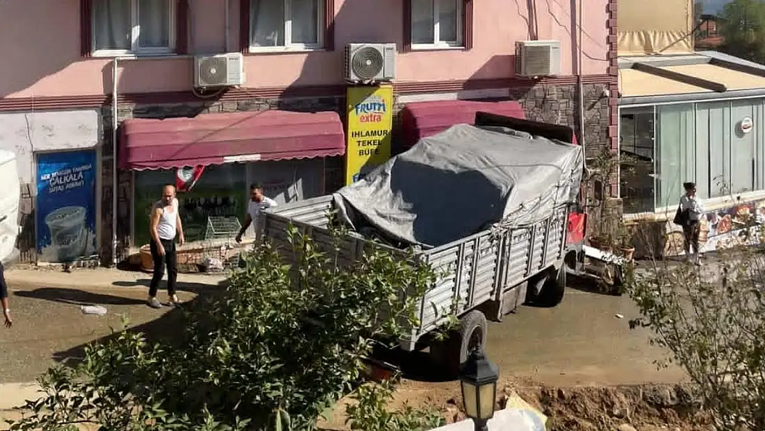 Milas’ta Freni Boşalan Kamyon Facianın Eşiğinden Döndü