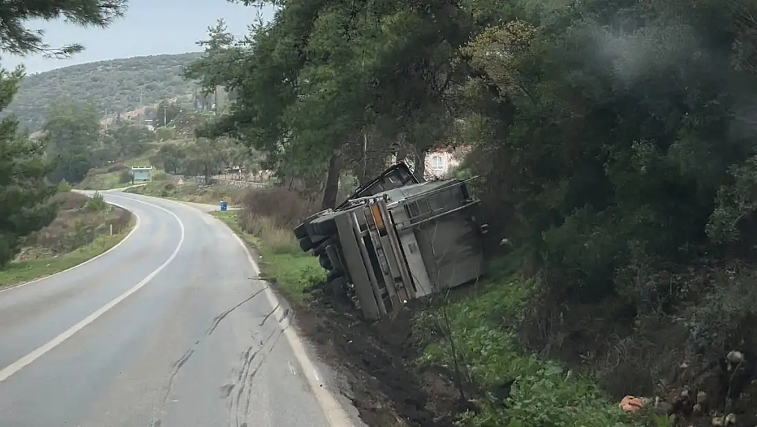 Milas’ta Kontrolden Çıkan Tır Şarampole Devrildi