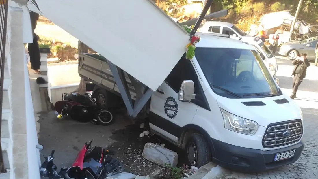 Milas’ta park halindeki kamyonet yokuş aşağı kaydı: Balkon yıkıldı, 2 motosiklet ve 1 bisiklet zarar gördü