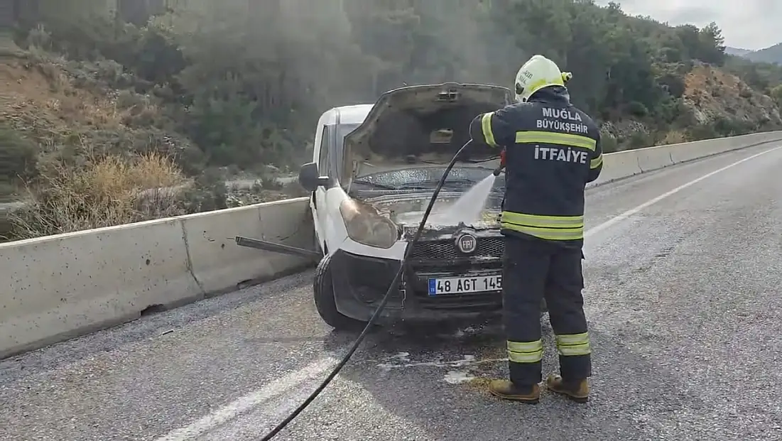 Milas’ta Seyir Halindeki Araçta Yangın: İtfaiye Müdahalesiyle Büyümeden Söndürüldü