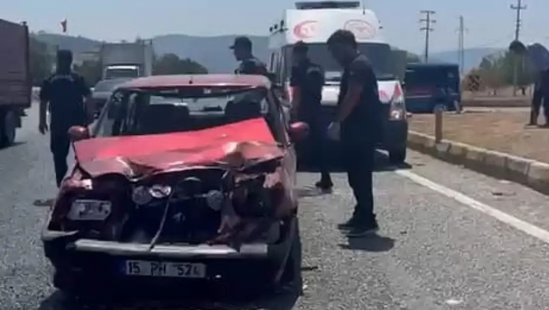 Milas’ta Süt Tankerine Çarpan Otomobilin Sürücüsü Yaralandı