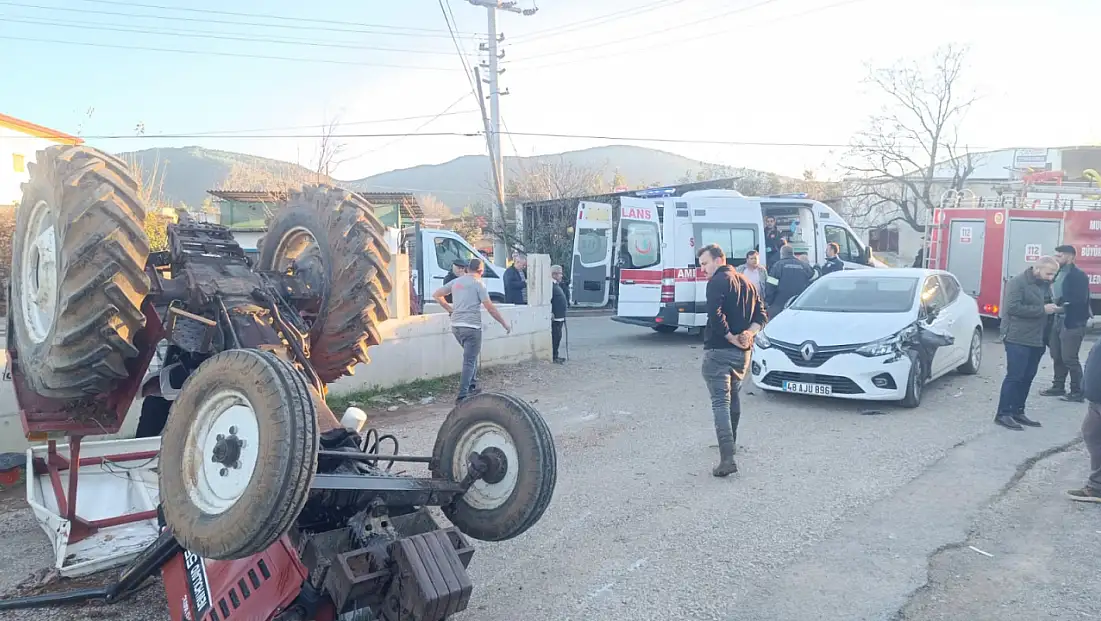 Mumcular’da Traktör ve Otomobil Çarpıştı: 2 Yaralı