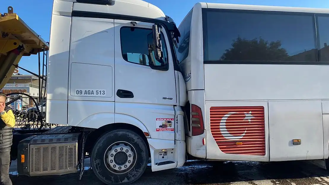 23 Nisan Bulvarı’nda 1 Otobüs, 1 TIR, 3 Otomobil Birbirine Girdi