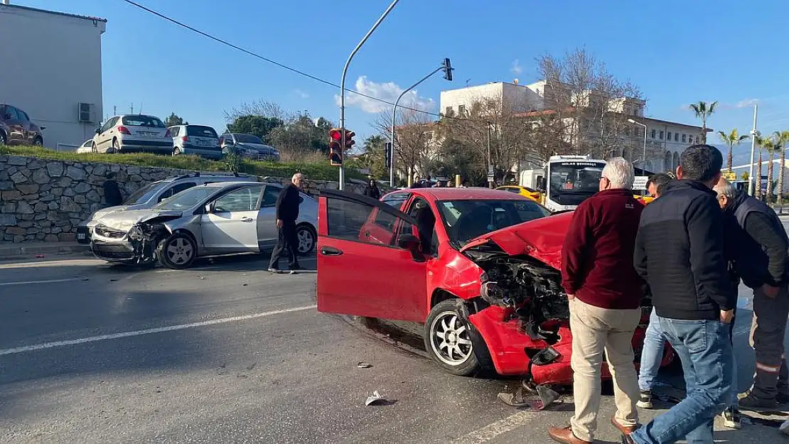 Adalet Sarayı Önünde 2 Otomobil Kafa Kafaya Çarpıştı: 1 Ağır Yaralı