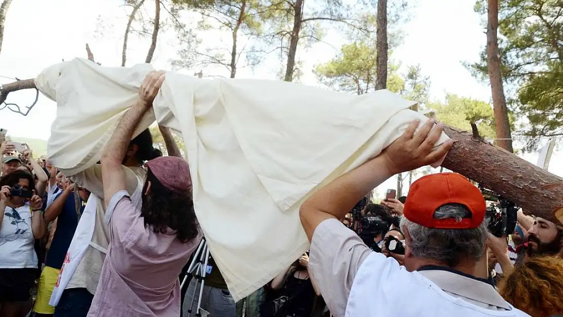 Akbelen'de 'Büyük Buluşma' Kesilen ağaçların cenaze törenini düzenlediler