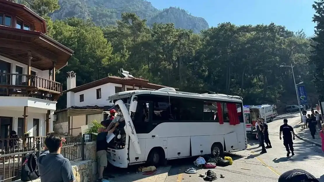 Akyaka’da freni patlayan tur otobüsü devrildi: 1 kişi hayatını kaybetti 32 kişi yaralandı