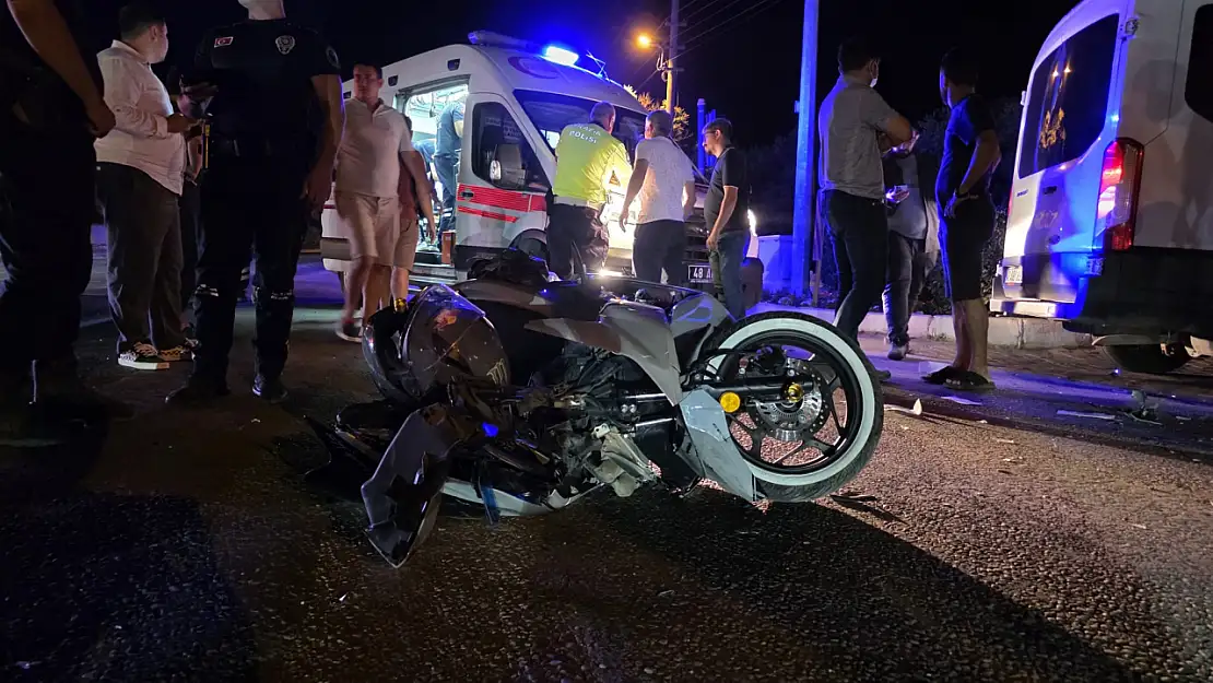 Balçık Kavşağı'nda Minibüs ile Motosiklet Çarpıştı 1 Kişi Yaralandı