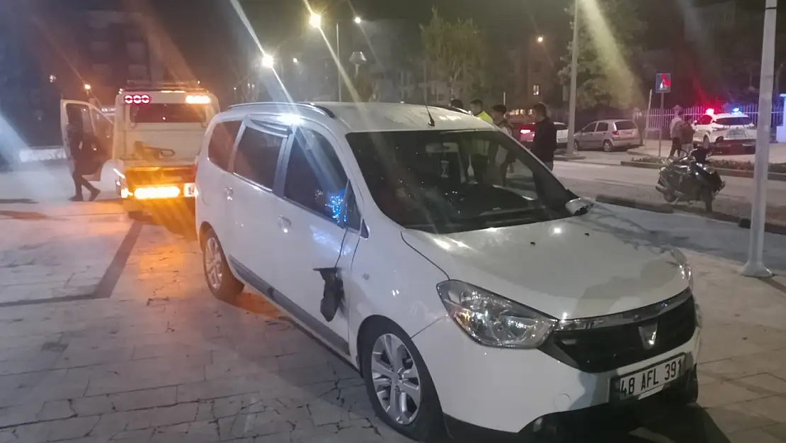 Milas'ta Korku Dolu Anlar: Otomobiliyle Atapark Meydanı'na Daldı!