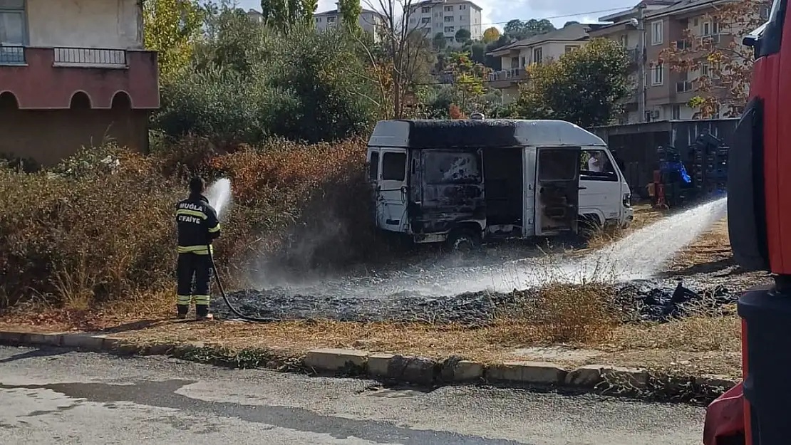 Milas'ta Otluk Yangını Minibüsü Küle Çevirdi