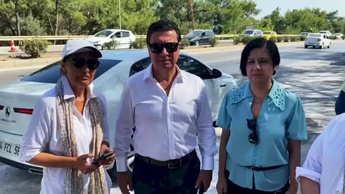 Bodrum Belediye Başkanı Akbelen’e gelirken, Yol kenarındaki çöpleri temizledi