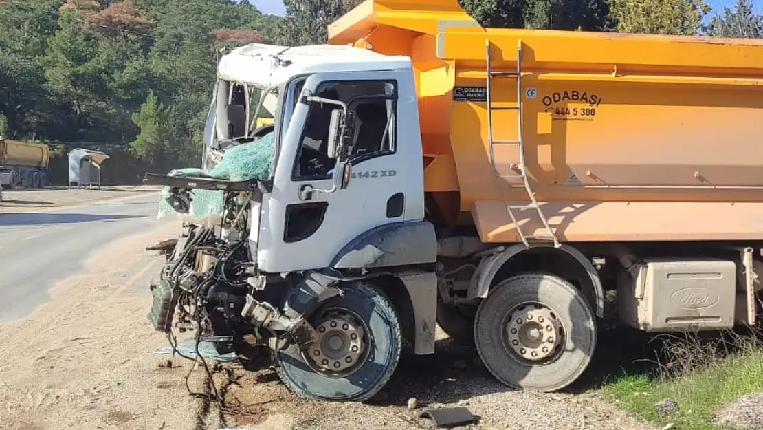 Bodrum'da Feci Trafik Kazası: Hafriyat Kamyonları Çarpıştı, 1'i Ağır 2 Yaralı