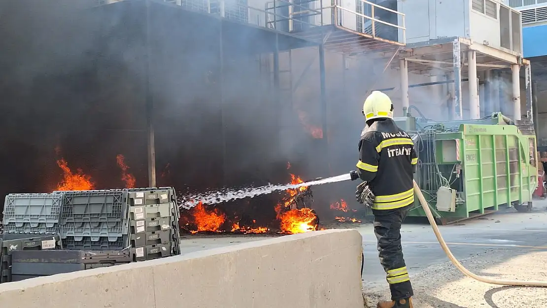 Bodrum Ortakent'te AVM otoparkında yangın paniği