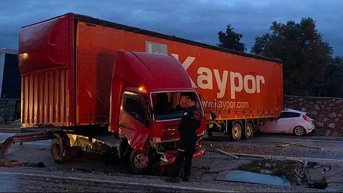 Boğa Yokuşunda Otomobil TIR’ın Altında Kaldı: 2 Yaralı