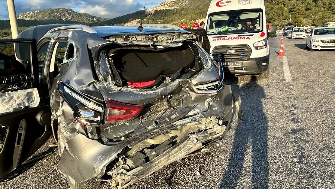 Boğayokuşunda freni patlayan TIR otomobile çarptı: 4 yaralı