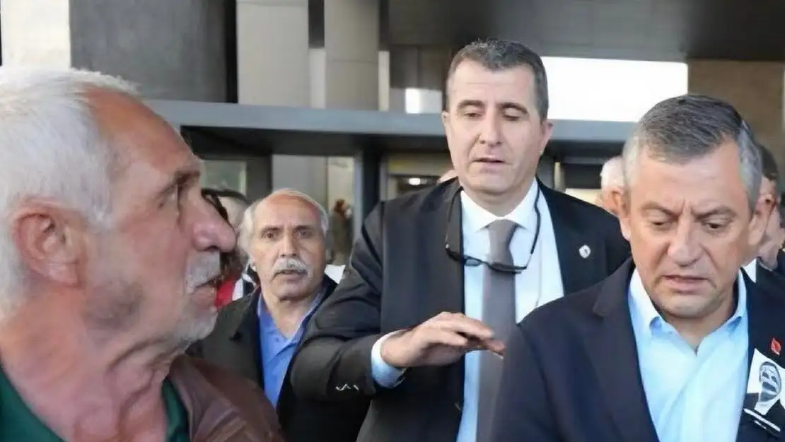 CHP lideri Özgür Özel'e tokatlı saldırı: Saldırgan gözaltında