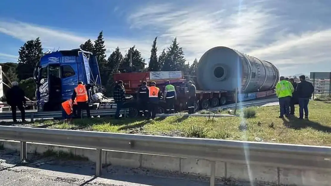 Çimento fabrikasına gelen tonlarca ağırlıktaki malzeme yolda kaldı