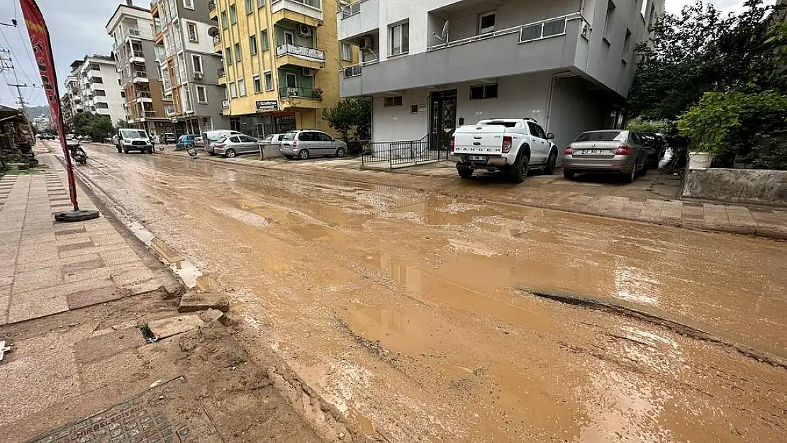 Cumhuriyet Mahallesi’nde Şiddetli Yağışlarla Gelen Çamur Felaketi!