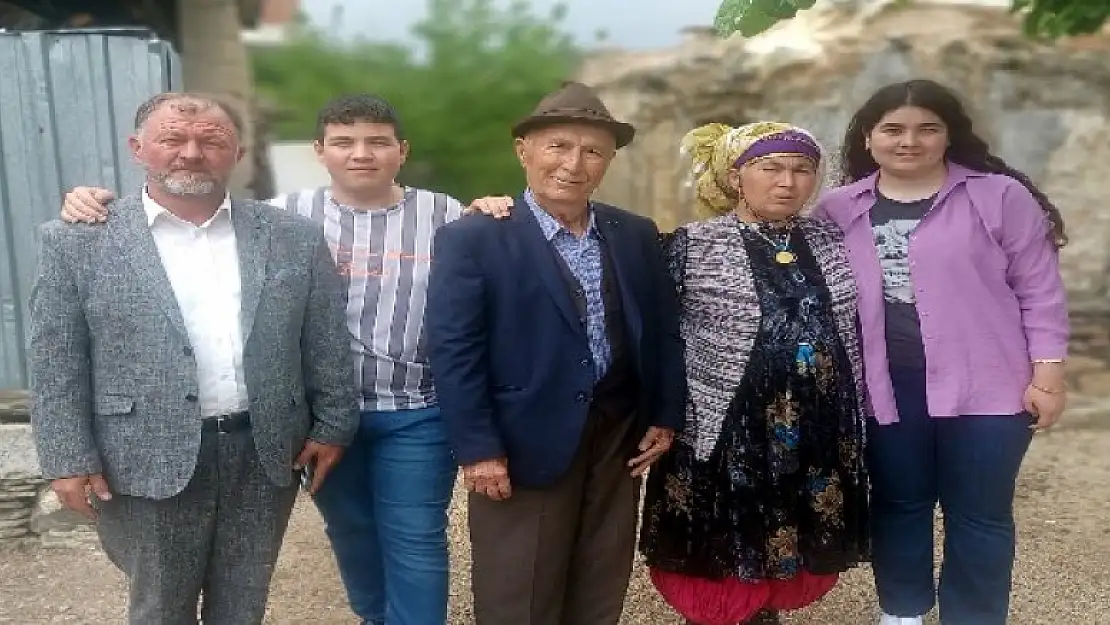 Fotoğraftaki aileden üçü yangında yaşamını yitirdi