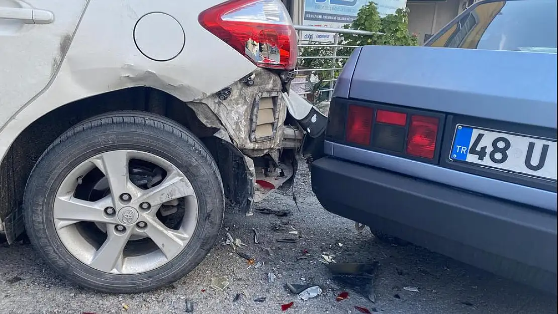 Freni Tutmadı Park Halindeki Otomobillere Çarptı