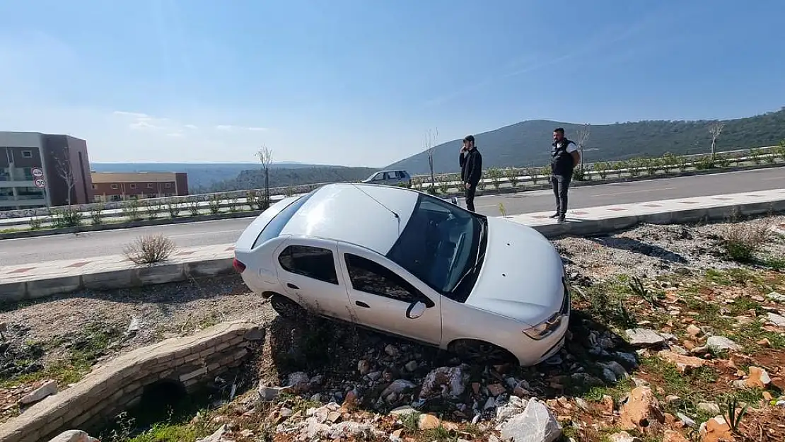 Hastane yolunda kaza: Orta refüjden şarampole uçtu