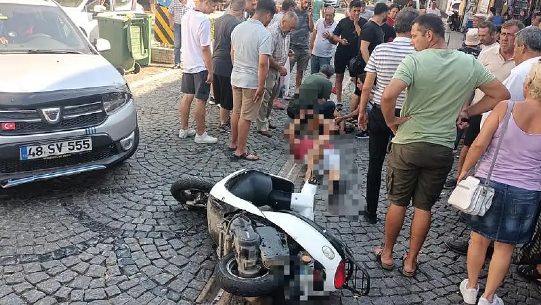 Kapalı Pazar Yeri Önünde Otomobil Ve Motosiklet Çarpıştı: 2 Yaralı