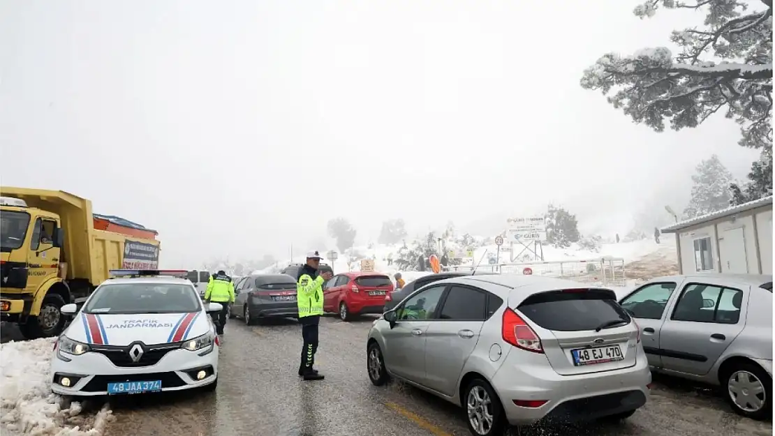 Kar Görmek İsteyen Milaslılar Yılanlı Dağı'na Yönelince Trafik Kilitlendi