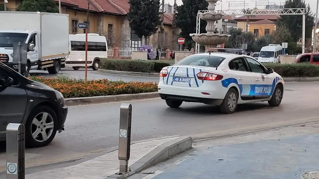 Kavşağa Kontrolsüz Girdi Motosikletli Kadına Çarptı