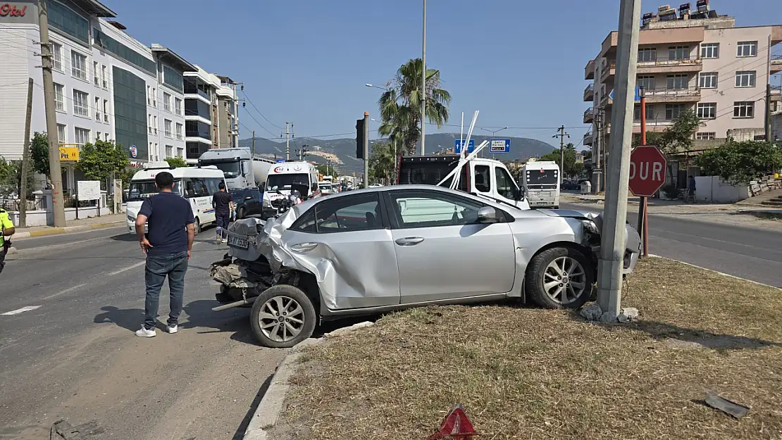 Kırmızı Işıkta Duran Araca Kamyonet Çarptı: 1 Yaralı