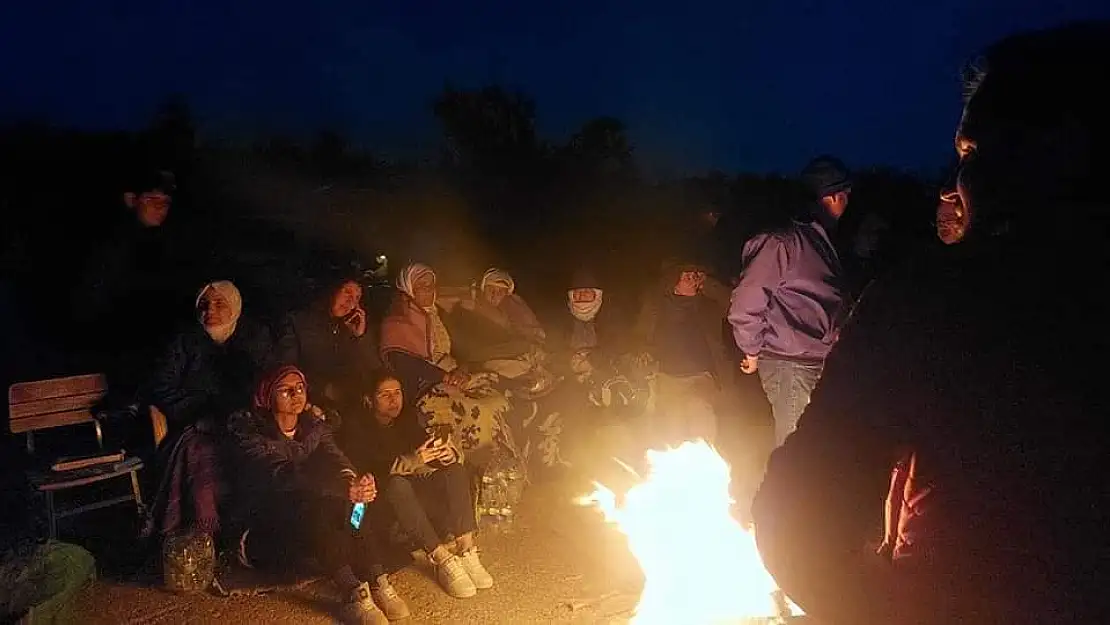 Köylüler Geceyi Yolu Kestikleri Alanda Geçirdi