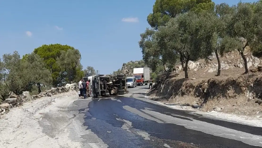 Labranda Yolunda Kamyon Devrildi, Sürücü Yaralandı