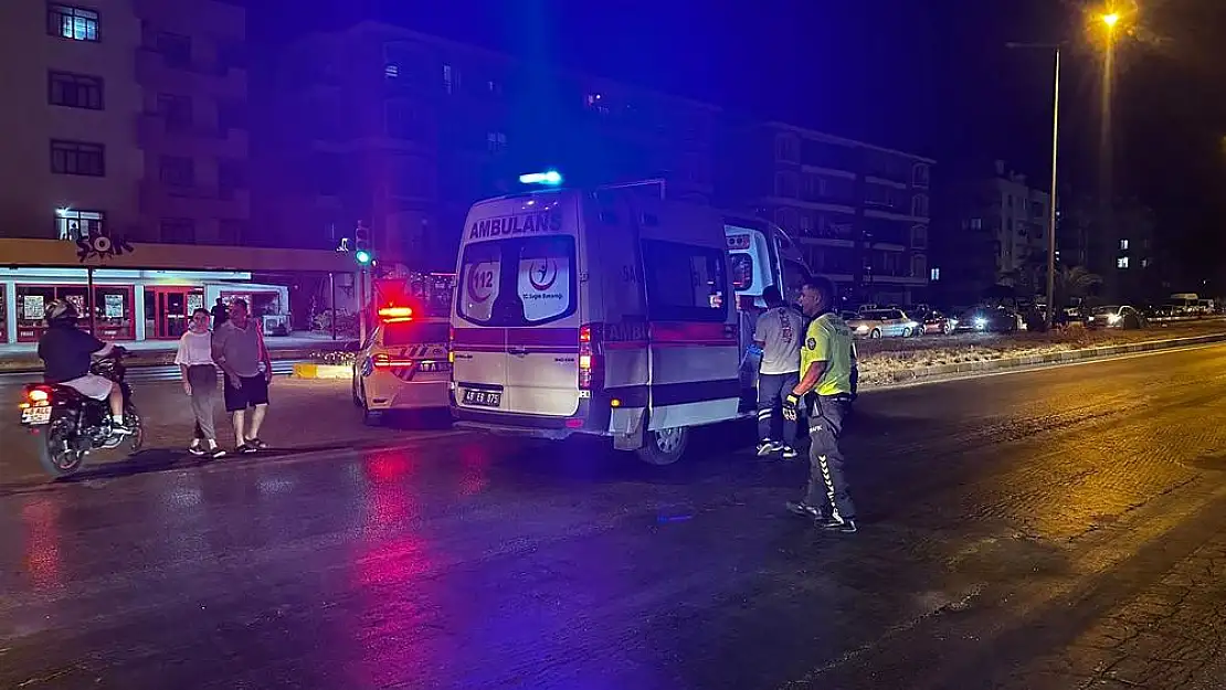 Menteş Kavşağında Motosiklet ve Otomobil Çarpıştı: 1 Yaralı