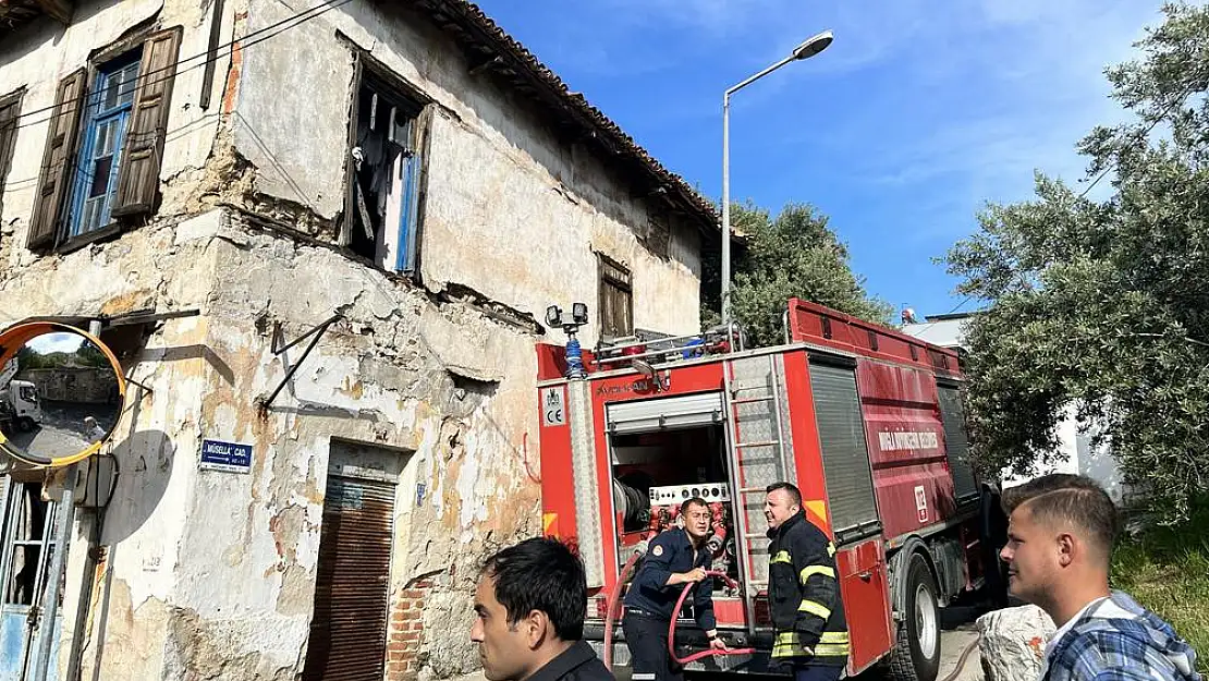 Metruk Bina Alevlere Teslim Oldu: İtfaiye Ekipleri Yangını Söndürdü