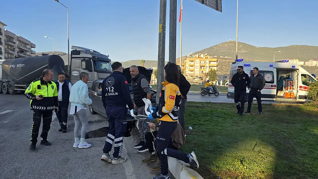 Milas Akıllı Kavşak'ta Otomobil ve Beton Mikseri Çarpıştı: 3 Yaralı