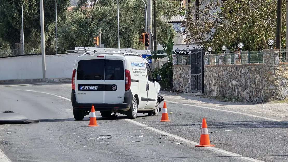 Milas Beçin'de İki Araç Çarpıştı: 3 Kişi Yaralandı