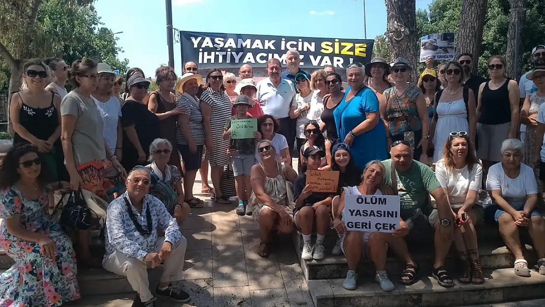 Milas Belediye Parkı'nda Hayvanseverlerden 'Yasayı Geri Çek'Eylemi