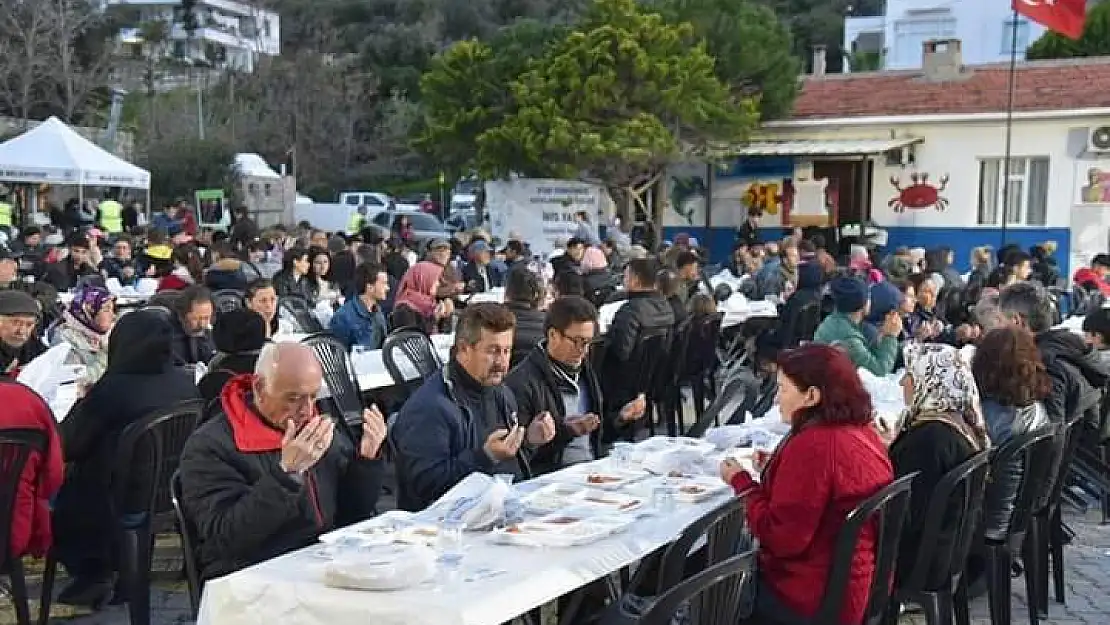 “Milas Belediyesi, Ramazan’ın Ruhunu Paylaşan İftar Sofrasında Vatandaşları Bir Araya Getirdi”