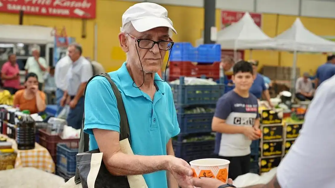 Milas Belediyesi Salı Pazarında 2000 Kişiye Aşure Dağıttı