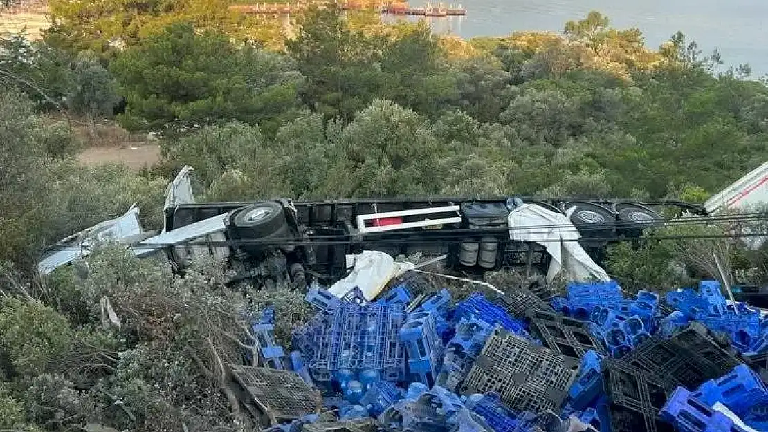 Milas Bodrum Karayolunda Damacana Yüklü TIR Devrildi