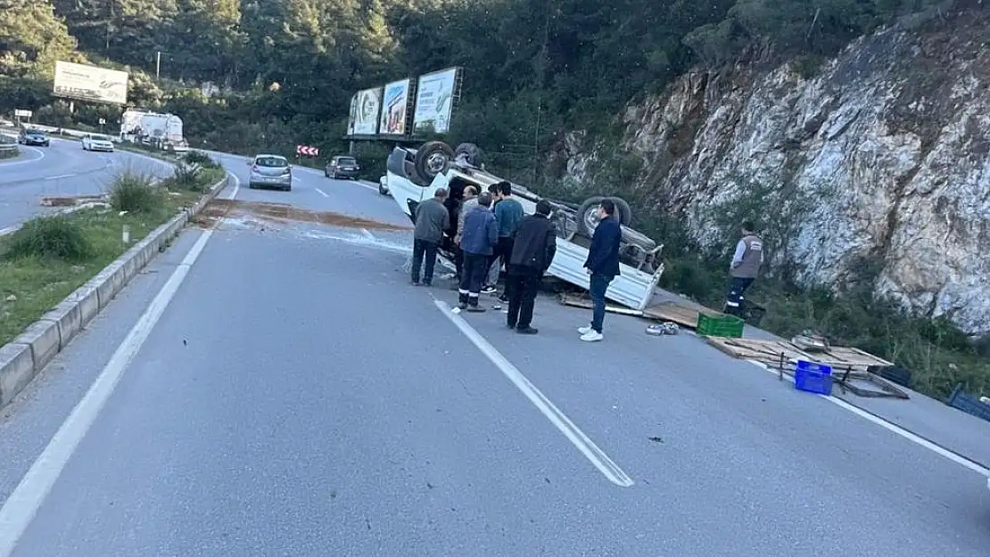 Milas Bodrum Karayolunda Feci Kaza: Kontrolden Çıkan Kamyonet Devrildi