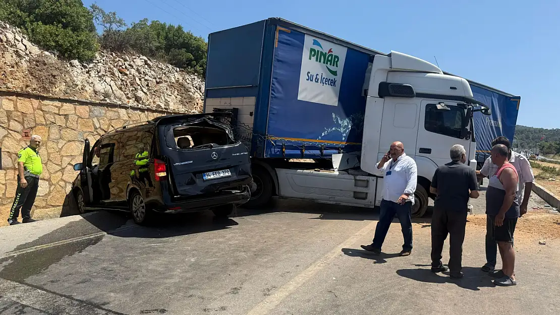 Milas Bodrum Karayolunda Korkutan Kaza: Tır Minibüse Çarptı
