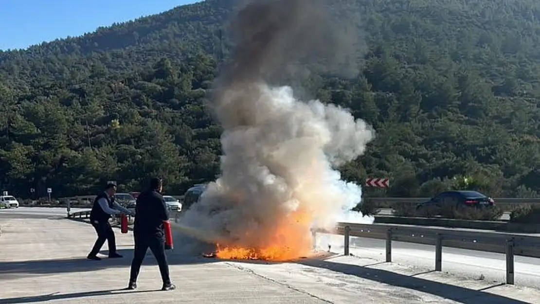 Milas Bodrum Karayolunda Seyir Halindeki Araç Alevlere Teslim Oldu