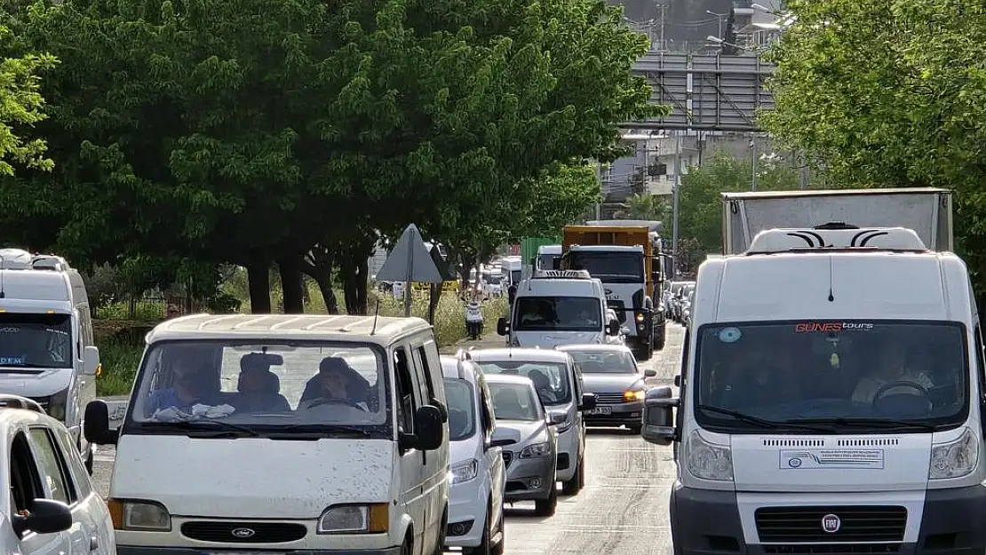 Milas-Bodrum Karayolu’nda Trafik Aksadı: Polisler Anında Müdahale Etti