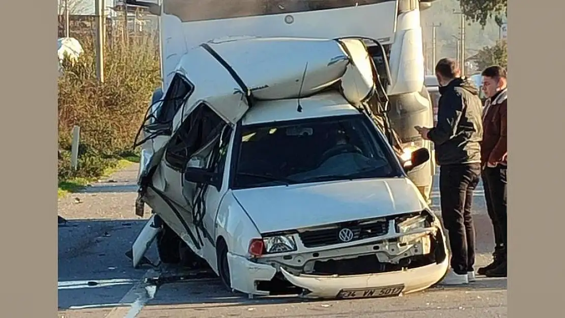 Milas Bodrum Yolunda Kamyonla Çarpışan Hafif Ticari Araç Paramparça oldu, 1 Kişi Yaralandı