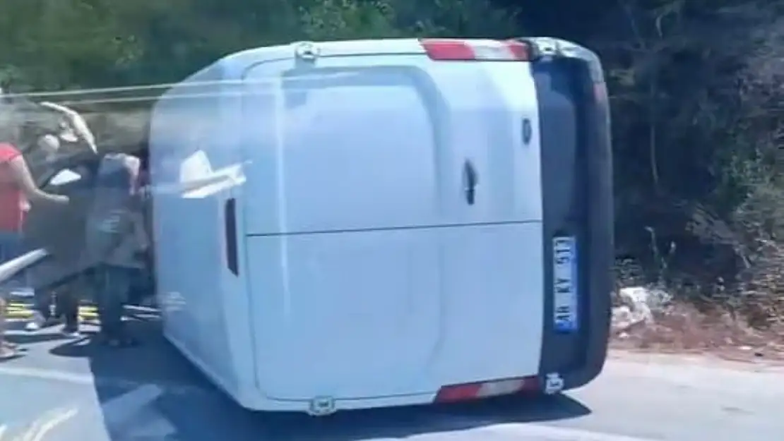 Milas Bodrum Yolunda Kaza: Kamyonet Virajı Alamayıp Devrildi 2 Yaralı