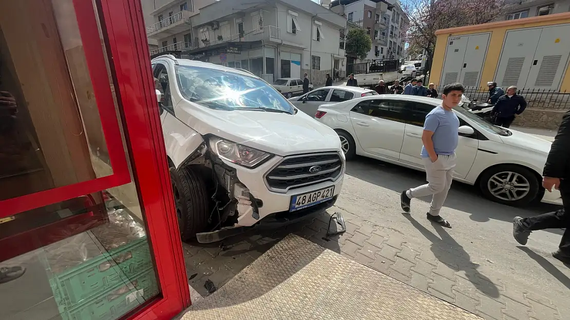 Milas Burgaz Mahallesi'nde otomobil ve motosiklet çarpıştı