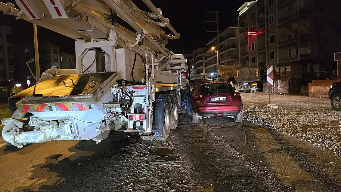 Milas Çevre Yolunda Kamyon ve Otomobil Çarpıştı Trafik Aksadı