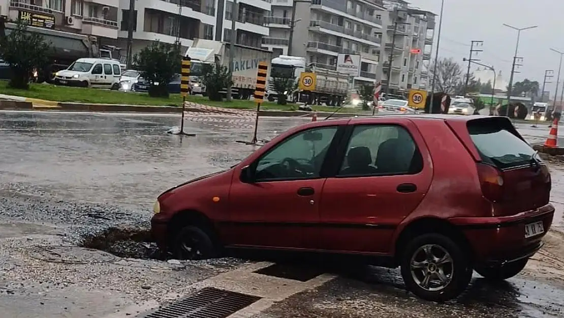 Milas Çevre Yolunda Sağanak Sonucu: Otomobil Çöken Yolda Çukura Düştü