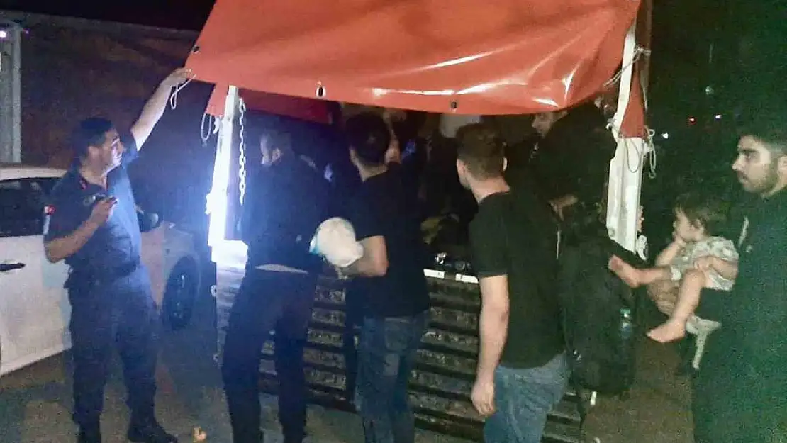 Milas girişi Bafa yol kontrol noktasında, 41 göçmen ve 2 organizatör yakalandı.