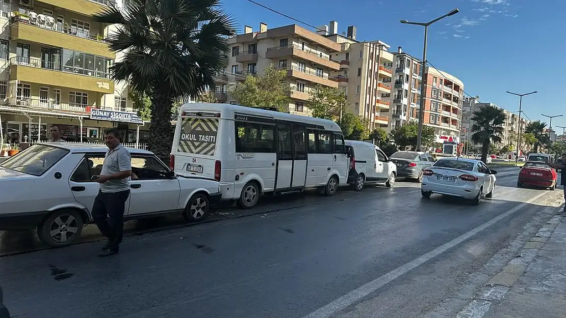 Milas, Halil Bey Bulvarı’nda Zincirleme Trafik Kazası: 4 Araç Birbirine Girdi